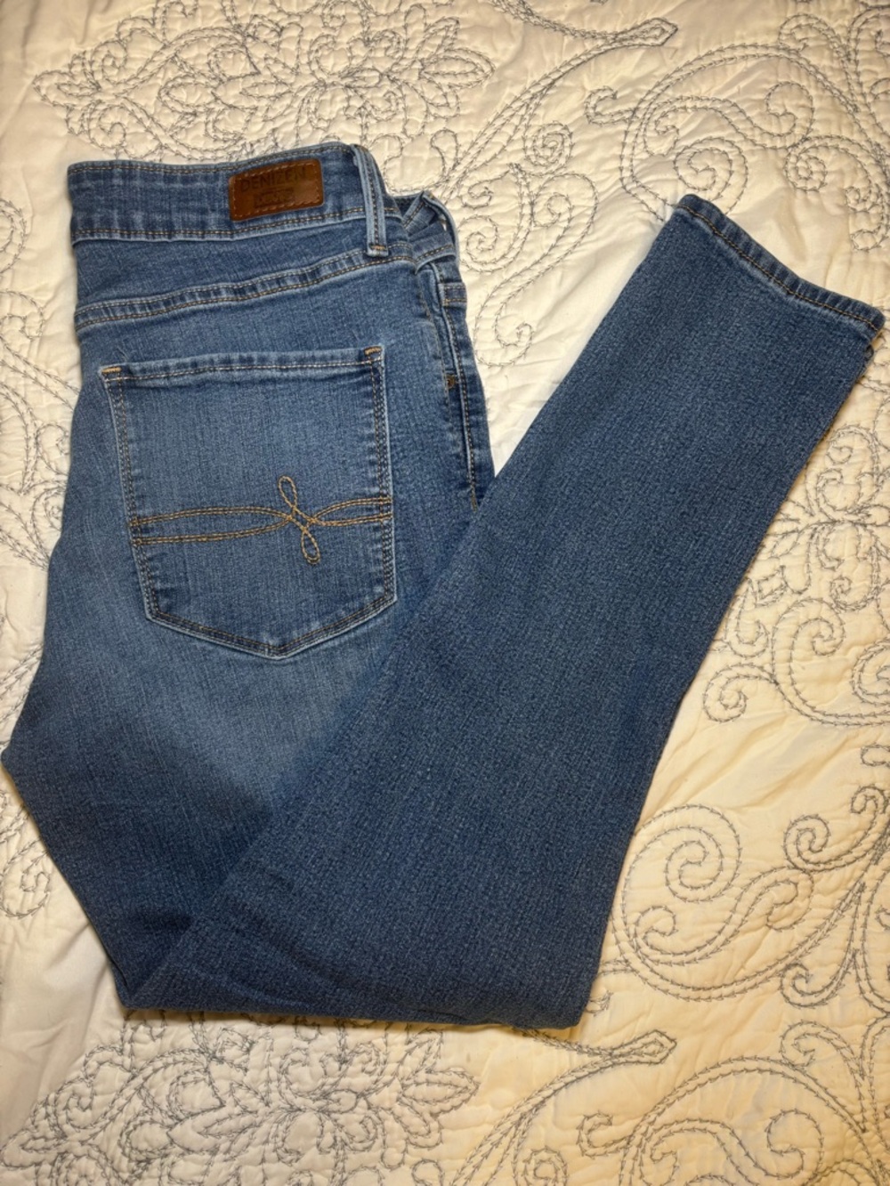 Denizen from Levi's Mid Wash Skinny Jeans size 10 short curvy- Classic Blue